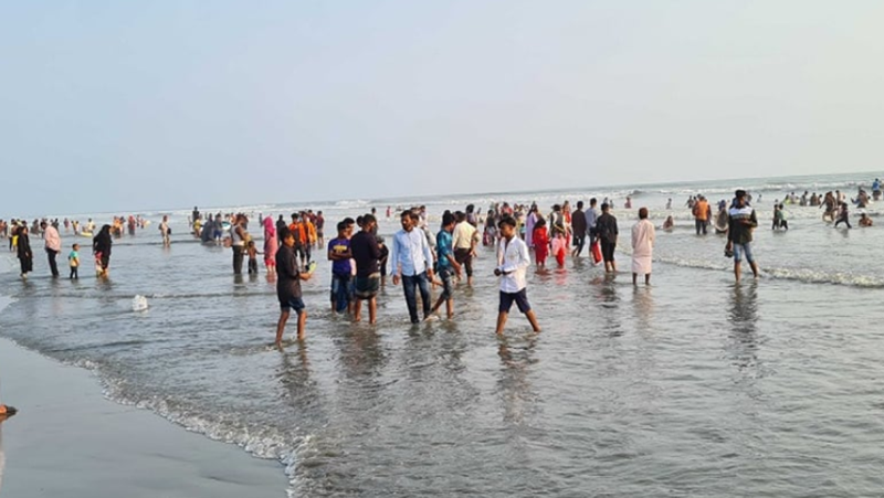 সৈকতের ঢেউয়ে থেমে গেল ঘোরাঘুরির স্বপ্ন:সায়মনে বাবা-ছেলের মর্মান্তিক মৃত্যু